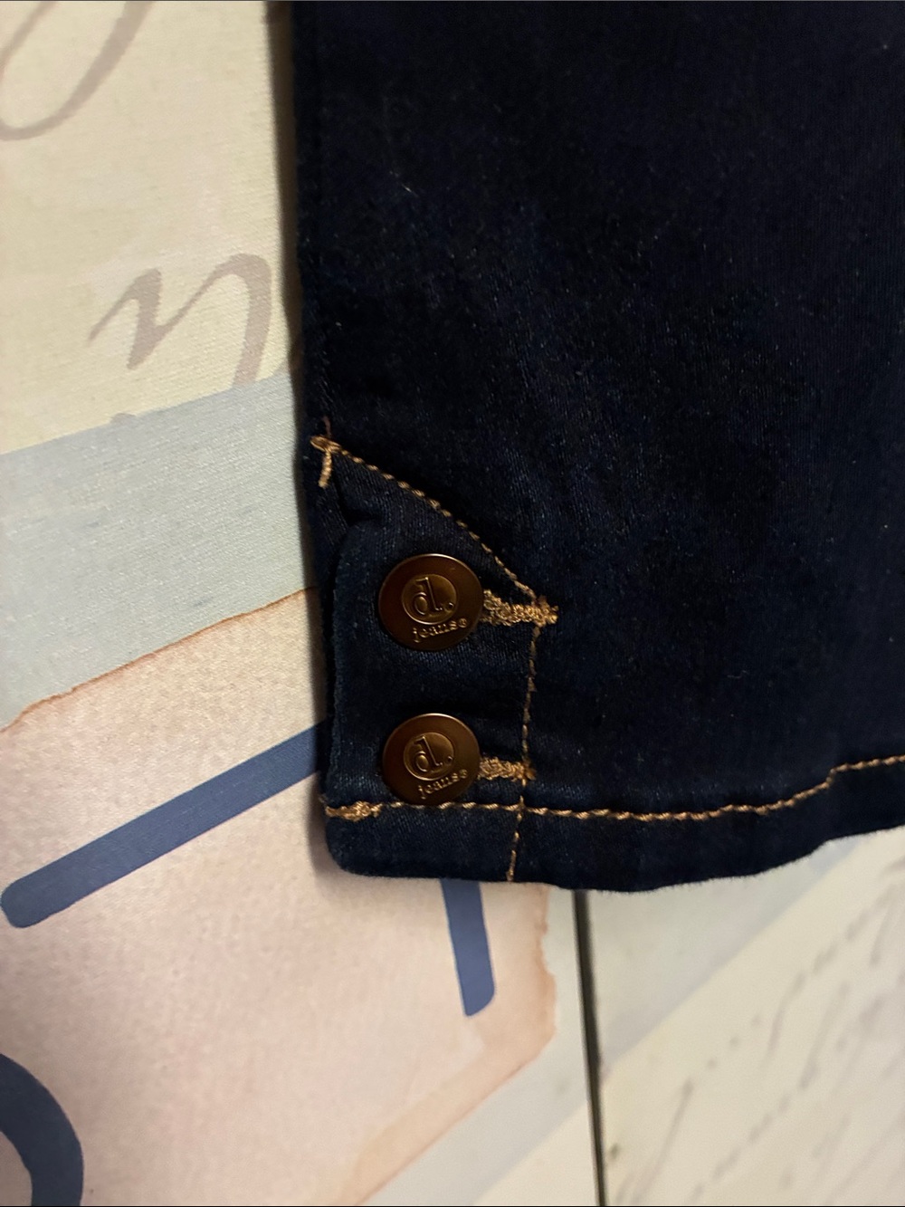 d. jeans Navy SZ 8 Knee Length Jeans with Contrast Stitching NWOT - Picture 4 of 6